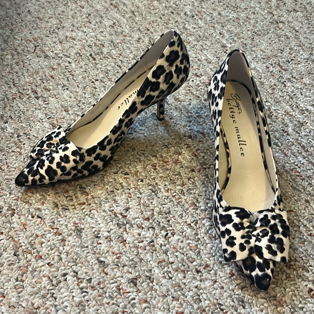 Bettye Muller Leopard Bow Heels Size 8